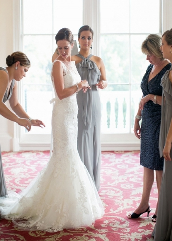 التعامل بطريقة متوترة وغاضبة مع وصيفات الشرف