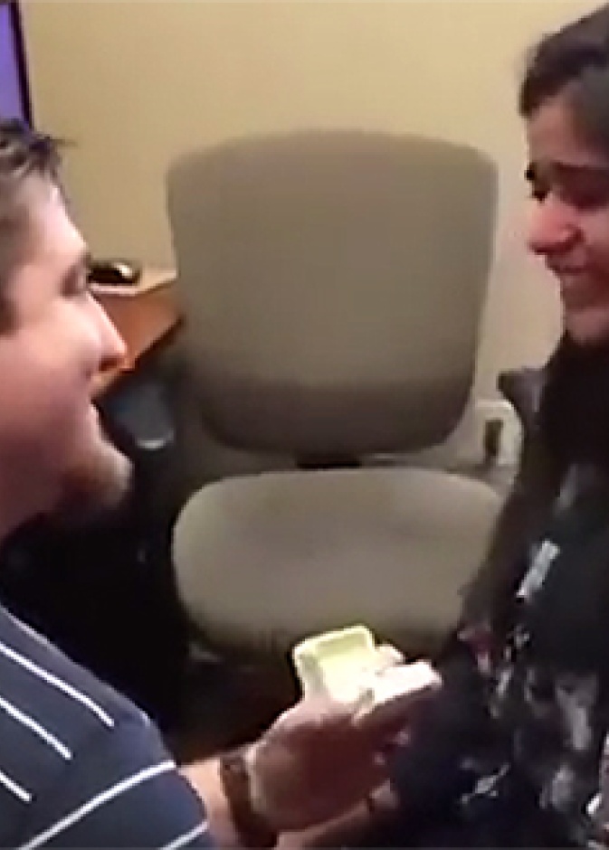 لحظة طلب يدها