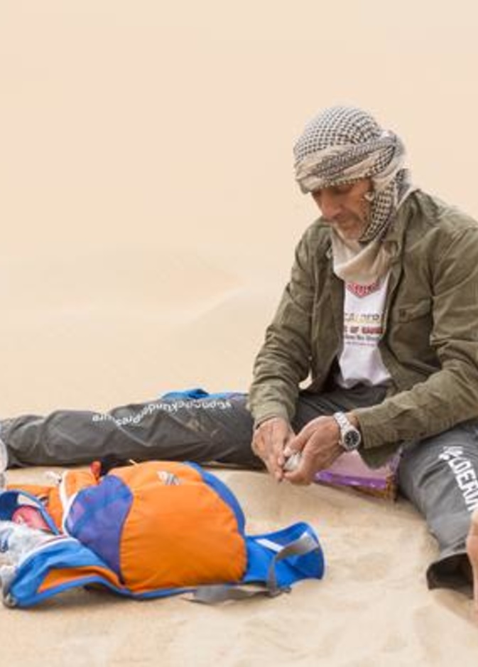 ماكس كالدرن ويتضح عليه التعب 