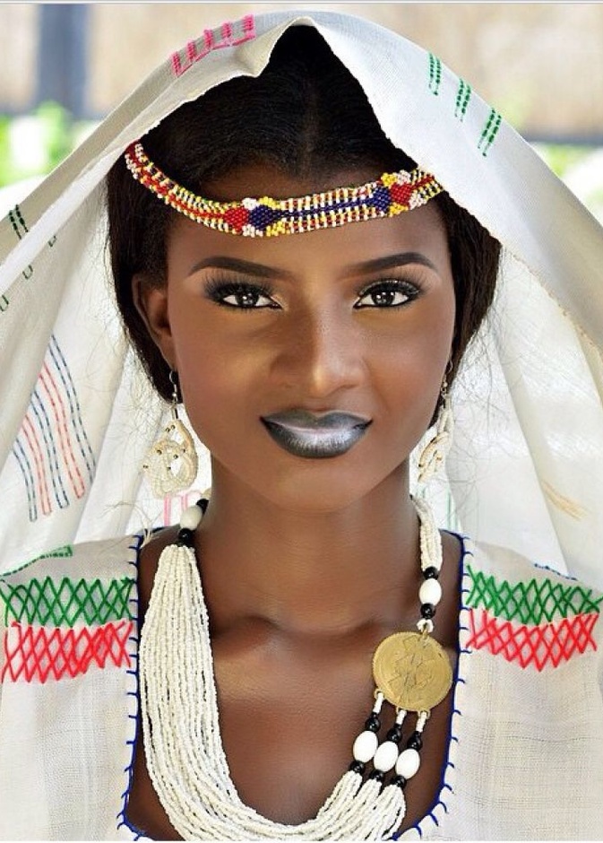 تقليد غريب لدى شعب الفولاني يعرف باسم شارو ، وفي هذا التقليد يقوم رجال الكبيرة الأكبر سنا بضرب العريس ضربا مبرحا لإثبات قدرة تحمله للألم