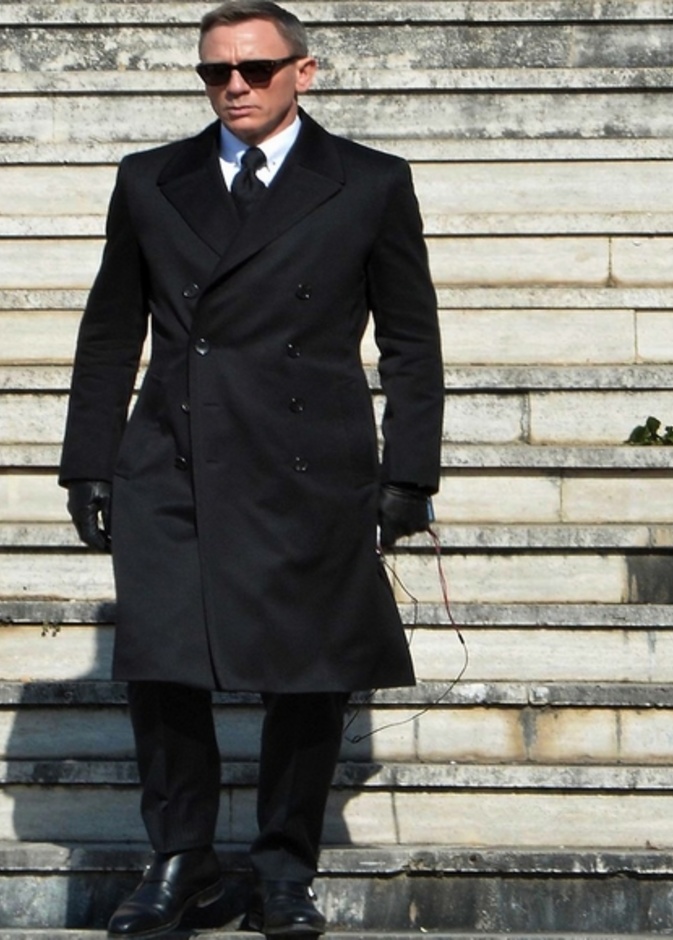 دانيل كريف في اطلالة أنيقة بالمعطف الأسود والنظارات الشمسية السوداء