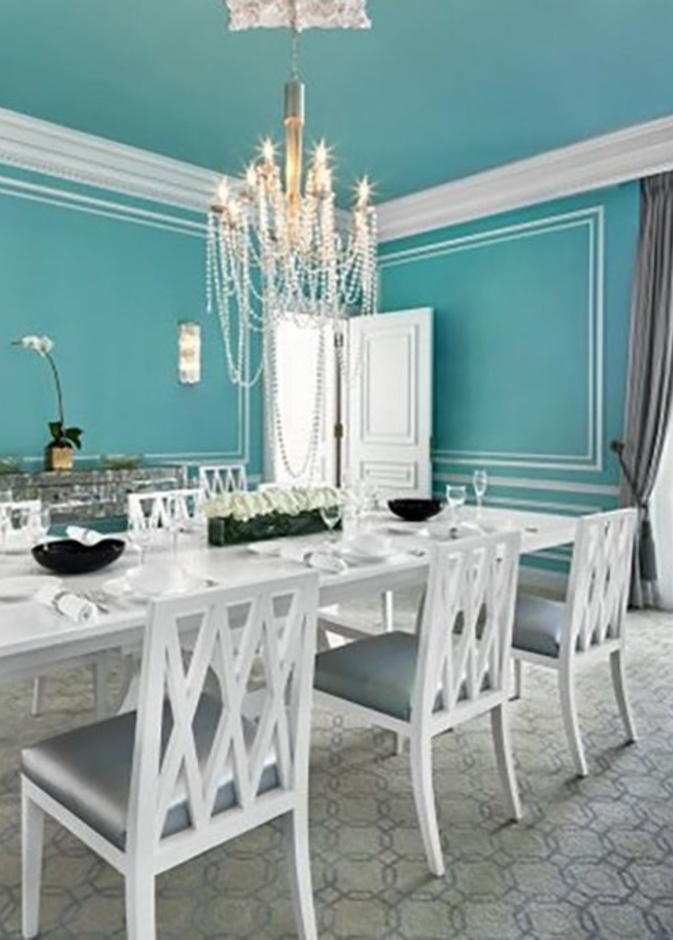 غرفة الطعام في جناح تيفاني في أوتيل St.Regis في نيويورك المصممة و كأنها علبة مجوهرات باللون الأزرق الذي يميز هذه الماركة 