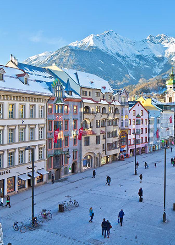 وسط مدينة إنسبروك بمبانيها الباروكية والقوطية 