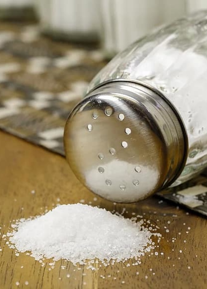 تجنب وضع الملح على طاولة الطعام