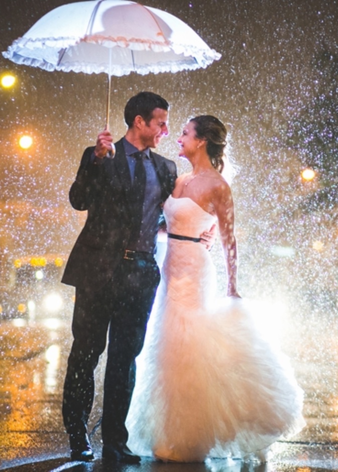 لقطات روعة لزفاف في يوم ممطر تحت المظلة..