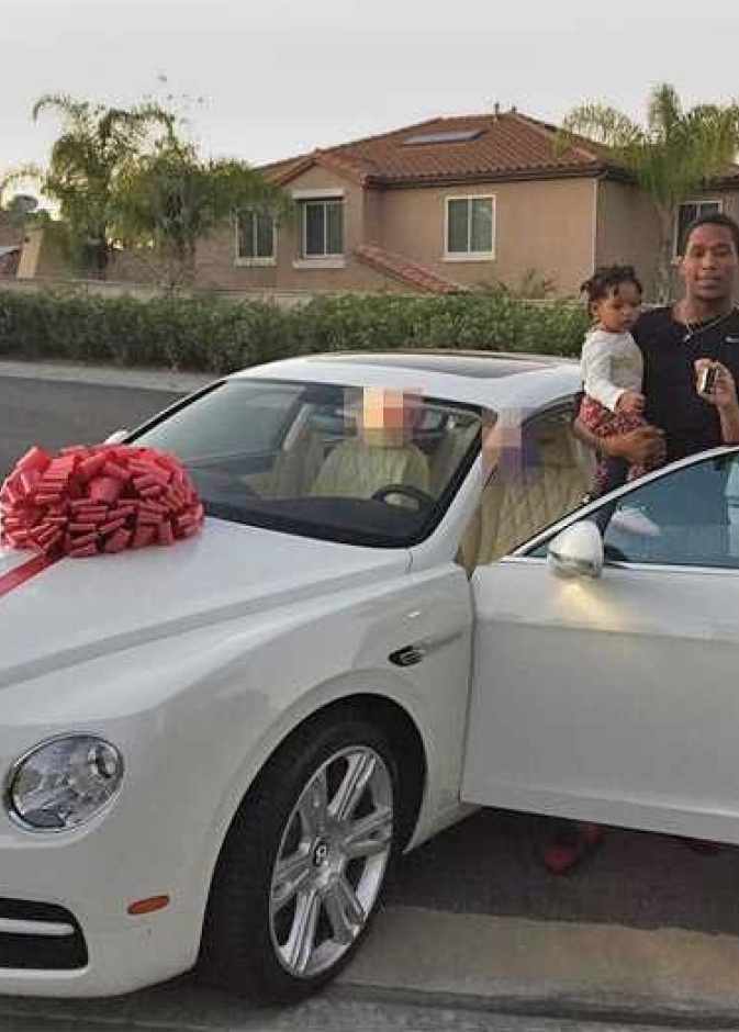 ريجي بوش يهدي والدته بنتلي هدية