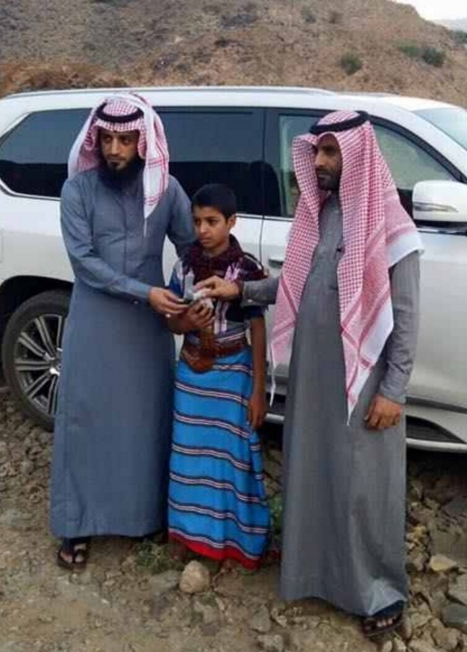  جيب لكزس هدية لطفل سعودي