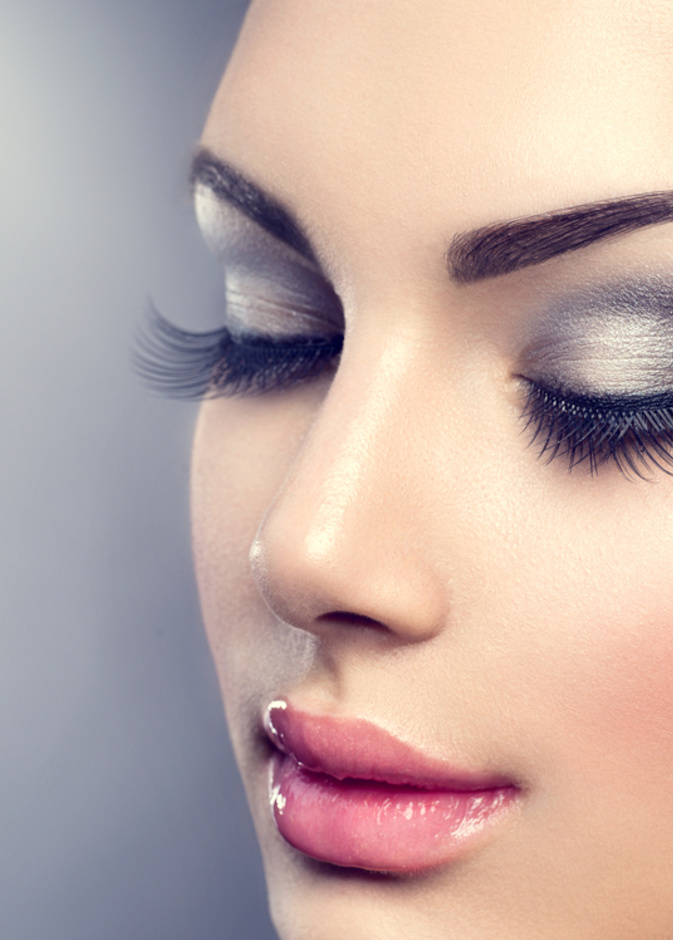 رسم الحواجب بالحنة يمنح حاجبيك الكثافة والعرض المطلوب لهما