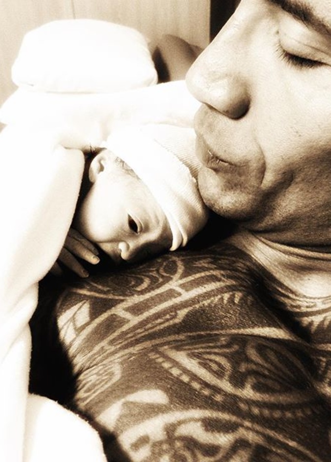 دواين جونسون يحتضن طفلته جاسمين