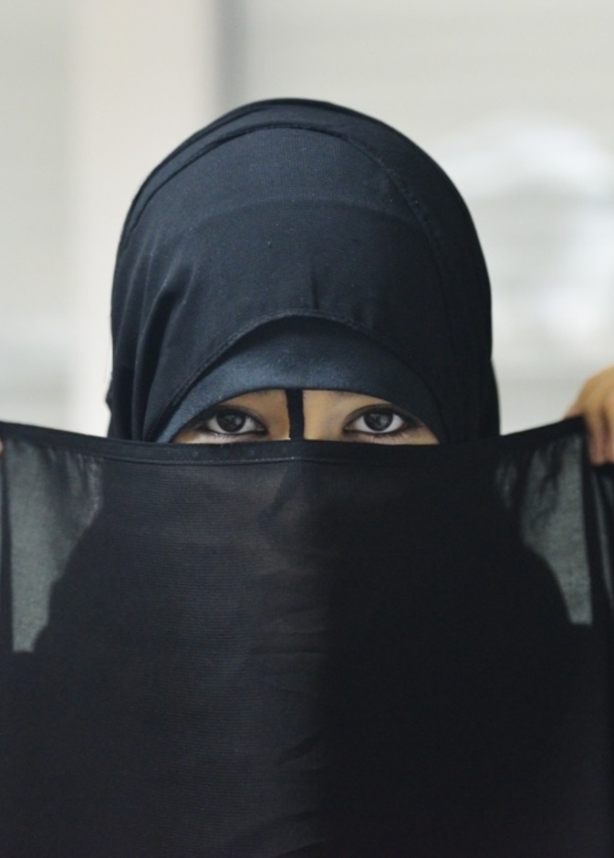 فتاة سعودية تستولي على 3 ملايين ريال.. وتهرب!