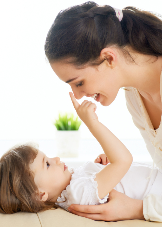 حتى لا يتعلق طفلك بالخادمة عليك بذلك