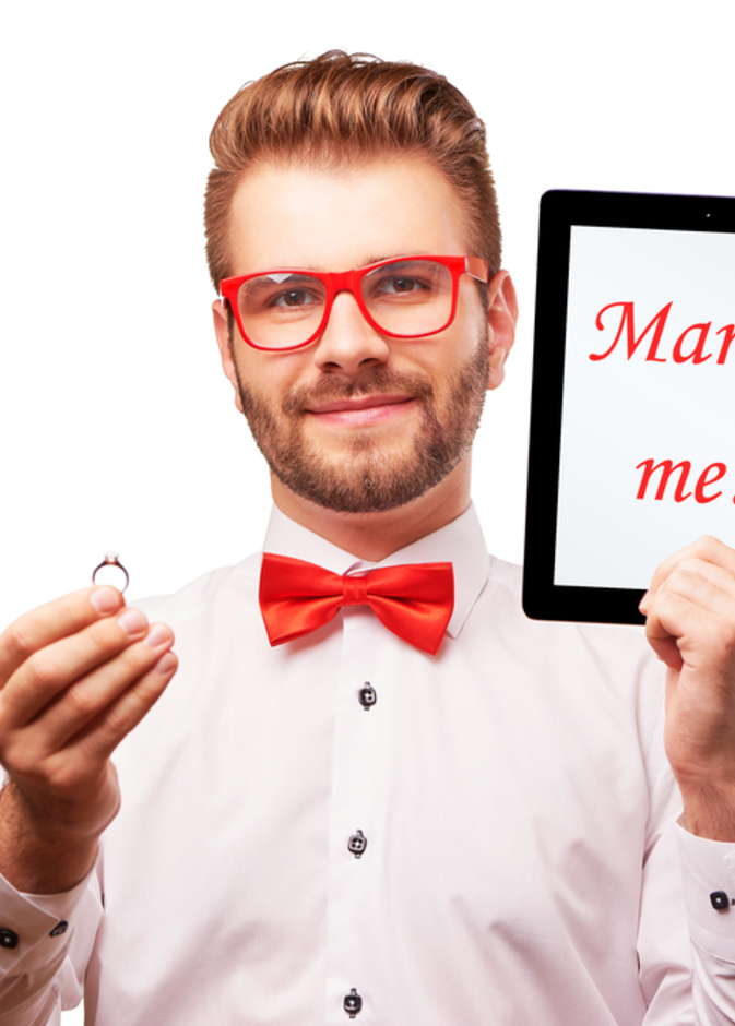 عاشق ولهان يطلب يد حبيبته للزواج من الفضاء!