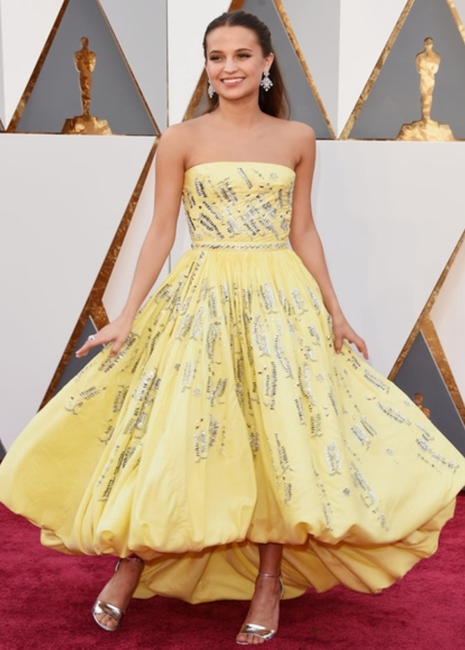 فستان اصفر مشكوك بالخرز الفضي  من Louis Vuitton