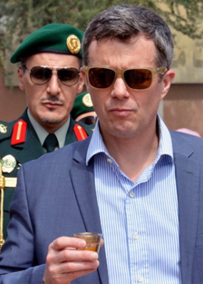 ولي عهد الدانمارك يتناول القهوة