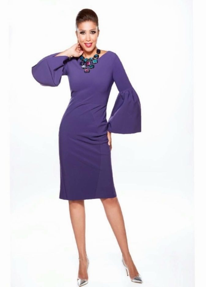 الفستان البنفسجي بأكمام على شكل أجراس