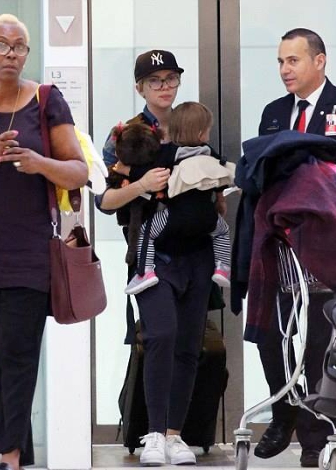 سكارليت جوهانسون تصل مطار سيدني بصحبة ابنتها .. وتحاول اخفاء وجهها عن وسائل الاعلام 