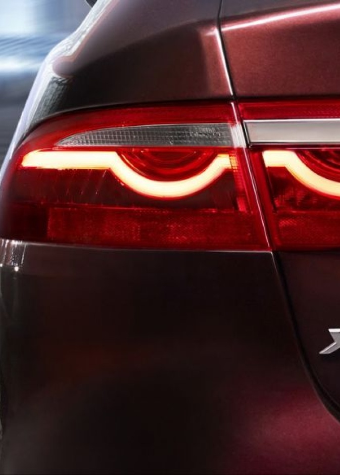 سيدة تحطم سيارة جاغوار فاخرة وسط تشجيع المارة