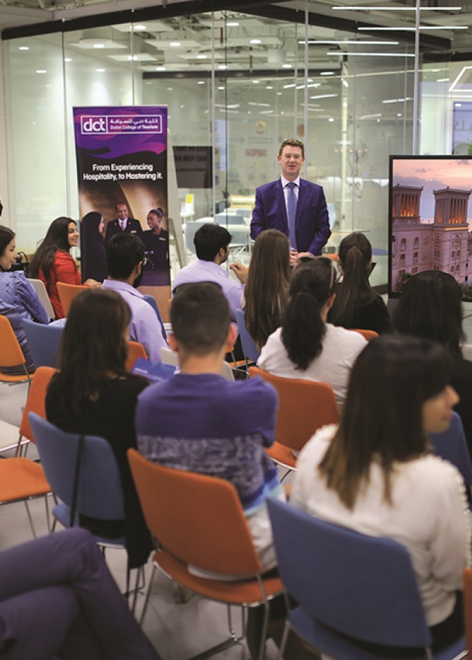 طالبات كلية دبي للسياحة .. الطيران من بعد السياحة