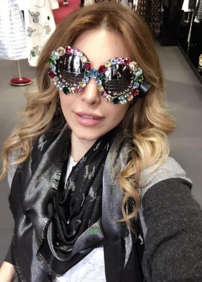 يارا في سيلفي بنظارات شمسية مميزة أثناء تسوقها