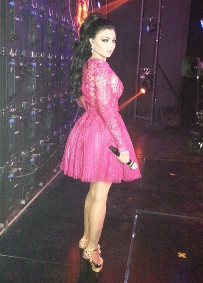 الفستان الزهري الأنثوي