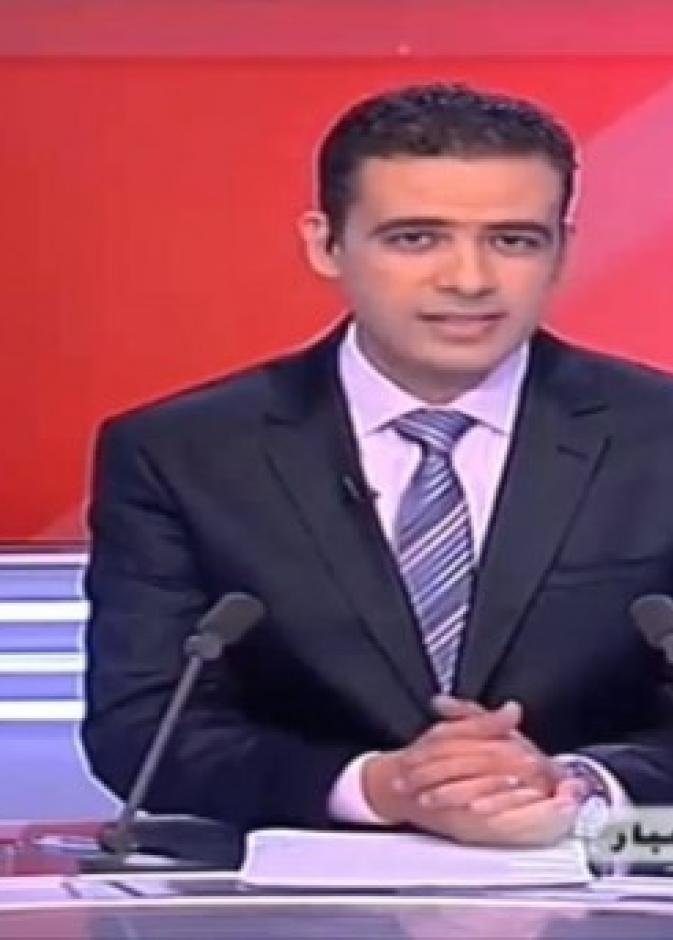 بالفيديو مذيع يتعرض لصعقة كهربائية على الهواء