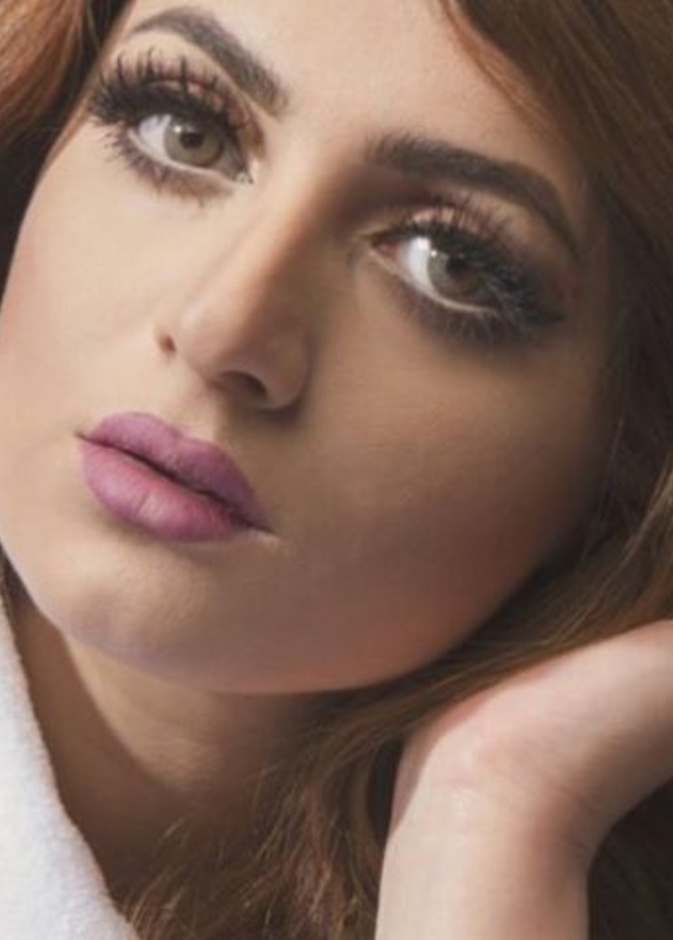 إحدى العارضات ترتدي blink لاشنز 