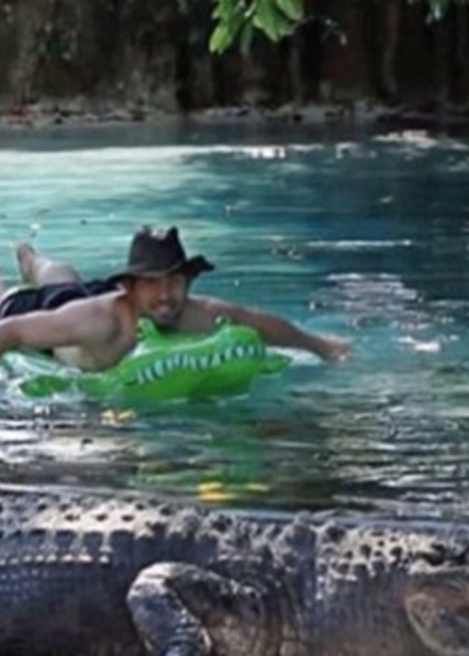 مغامر يخدع عشرات التماسيح المفترسة ويعبر بحيرة خطيرة