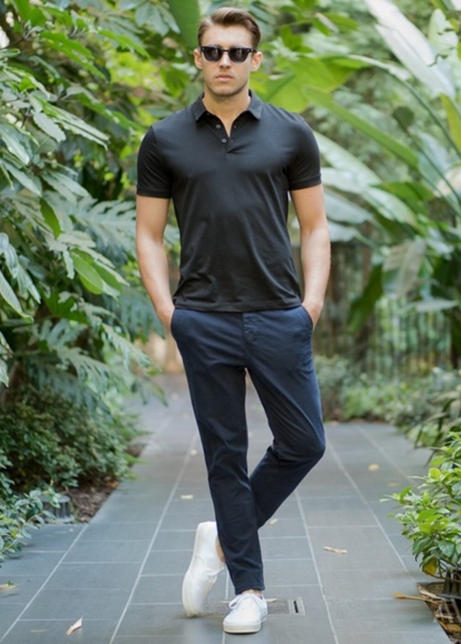 الـ بولو شيرت مع سروال قماش وحذاء مريح للوك شبابي 