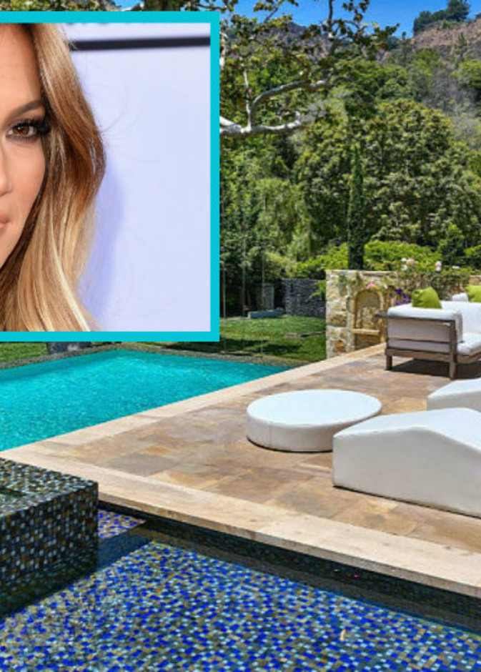 جلسة مريحة وجميلة امام احد احواض السباحة للقصر