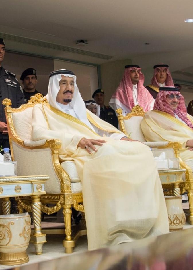 الملك سلمان يشاهد المباراه
