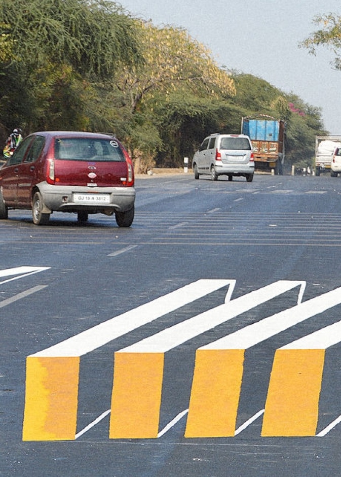 شاب يبدع في الرسم ثلاثي الابعاد على الطرقات