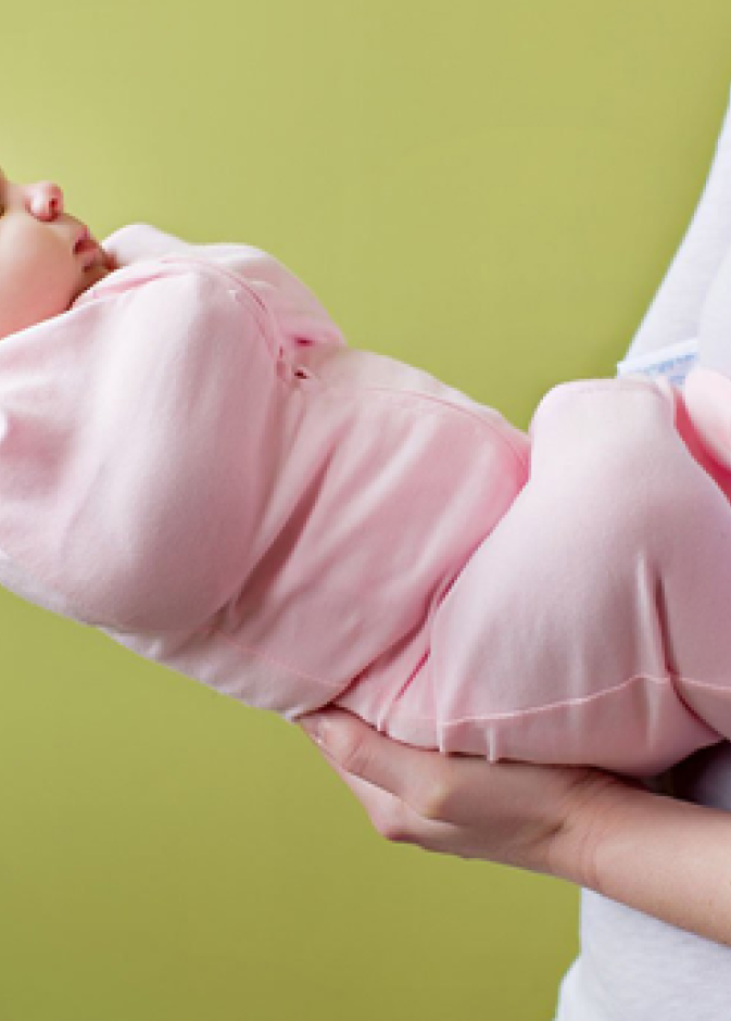 تقميط الطفل يسبب تشوه عظامه ويصيبه بالعرج