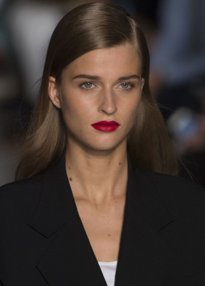 الشفاه المحدّدة تغنيكي عن الظلال