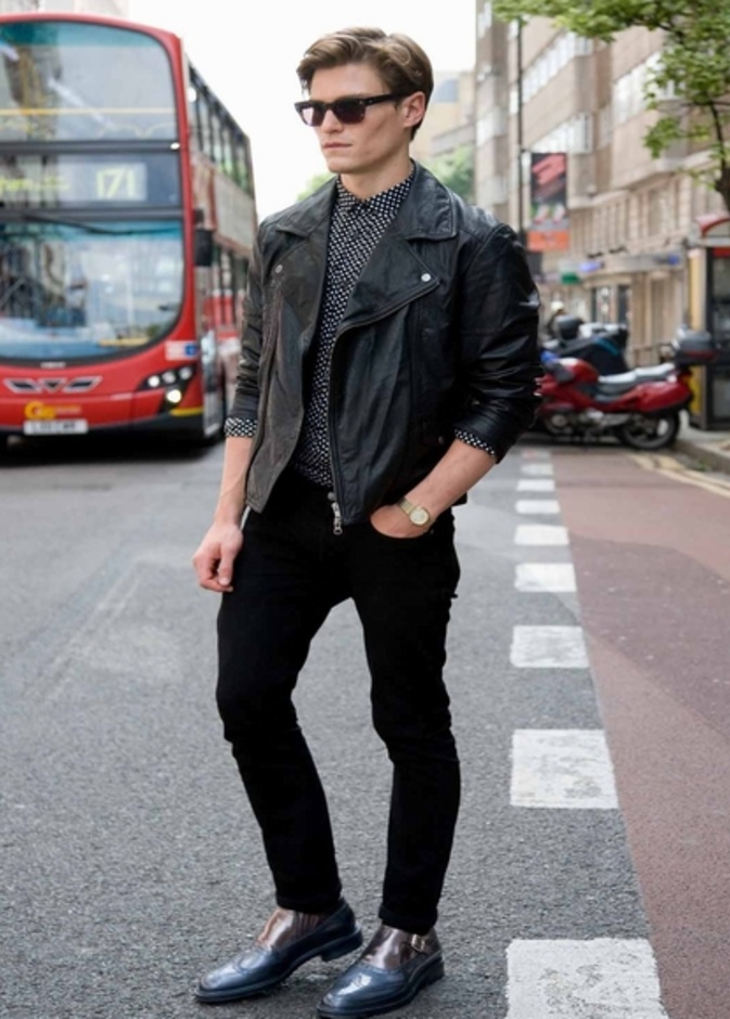 الجينز الأسود ضروري في خزانة كل رجل عصري