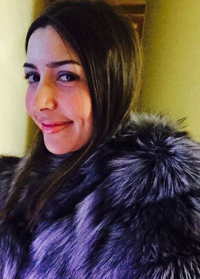 جنات تحت معطف ثقيل وتطمئن على جمهورها