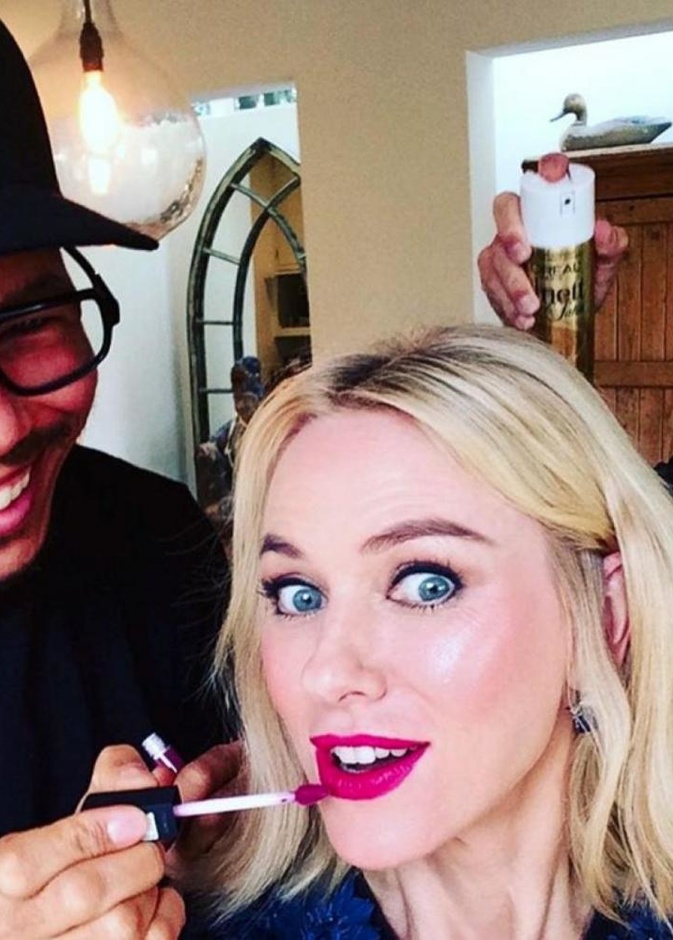 ناعومي واتس تضع اللمسة الاخير على احمر شفاها