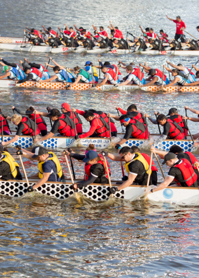سباق قوارب التنين في "ذي بوينت" النخلة جميرا بدبي
