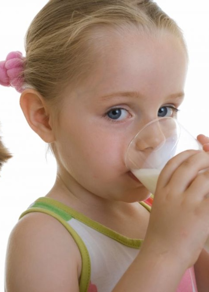 احرصي أن يشرب طفلك كاسان حليب يوميا 