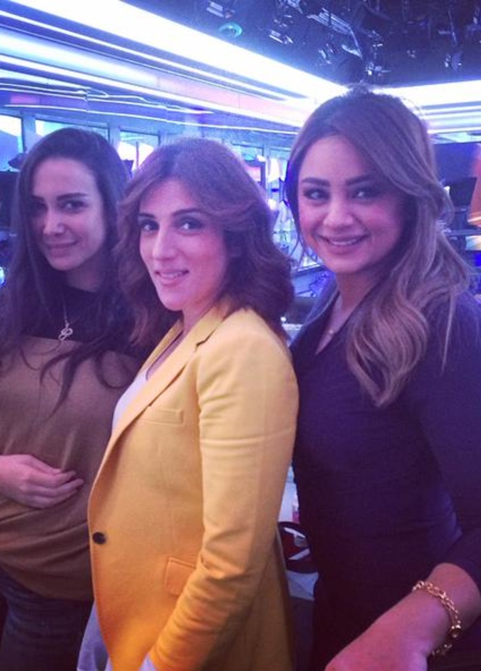 رولا تتوسط زميلاتها بالعمل