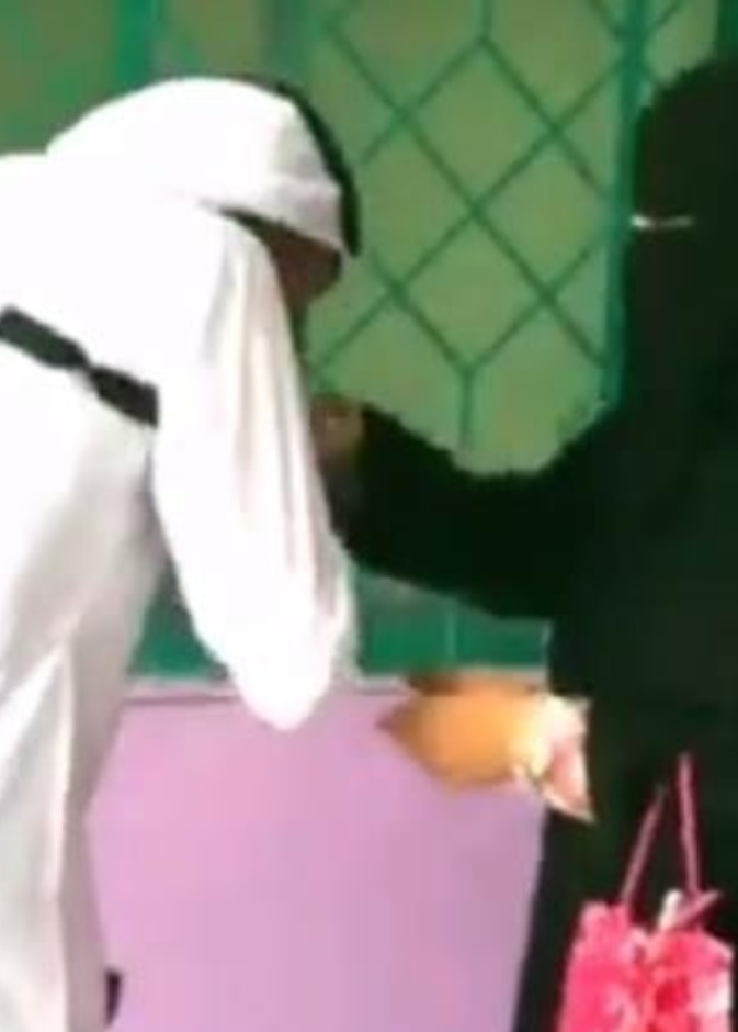 الشاب يقبل يد امه