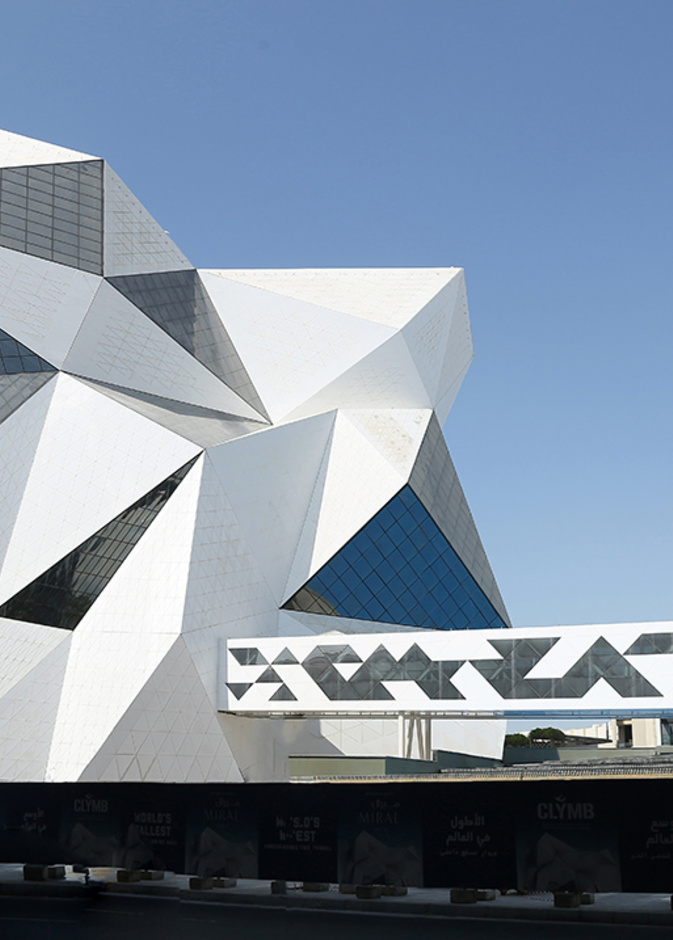 كلايم أبوظبي .. أعلى جدار تسلق داخلي وأعرض نفق هوائي للقفز الحر في العالم