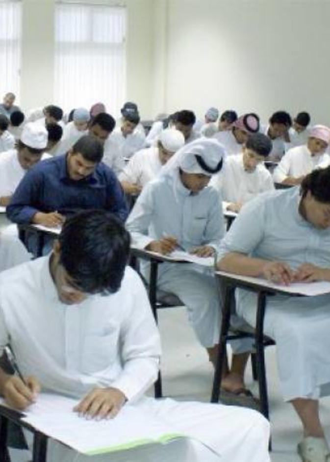 طلاب في الاختبار