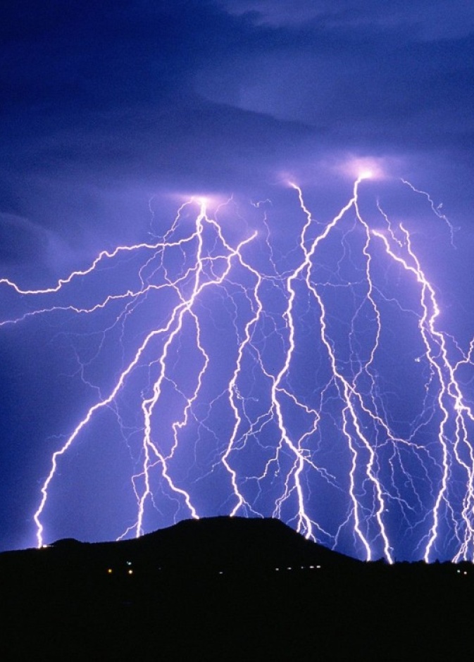 الرعد يتسبب بقلب السيارة