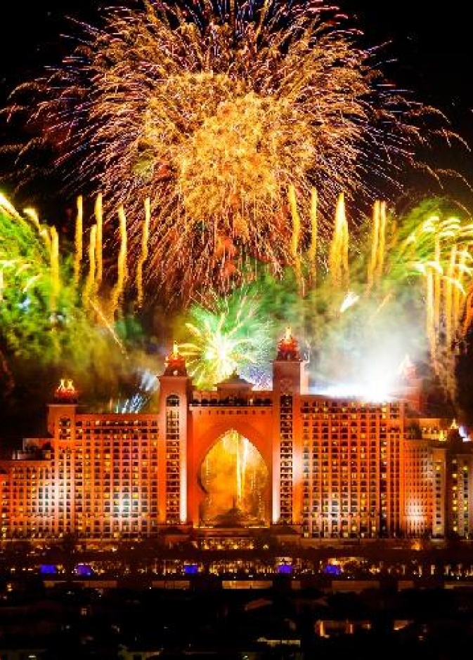 تمتد الألعاب الناريةعلى طول شواطئ دبي