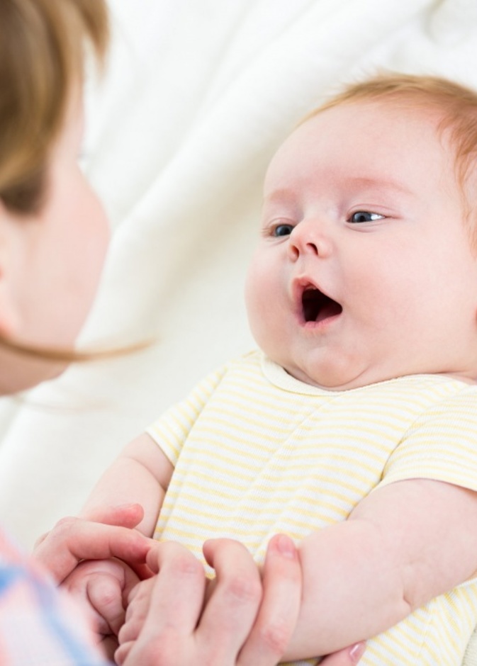 بالفيديو: طفل عمره شهرين يتحدث مع والدته