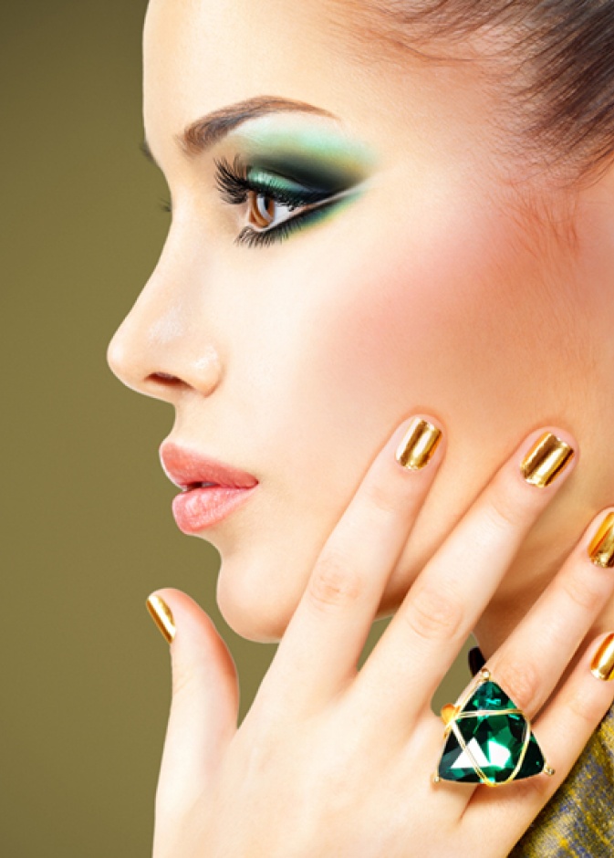 أنوثة العيون الزيتية في عزّ الربيع