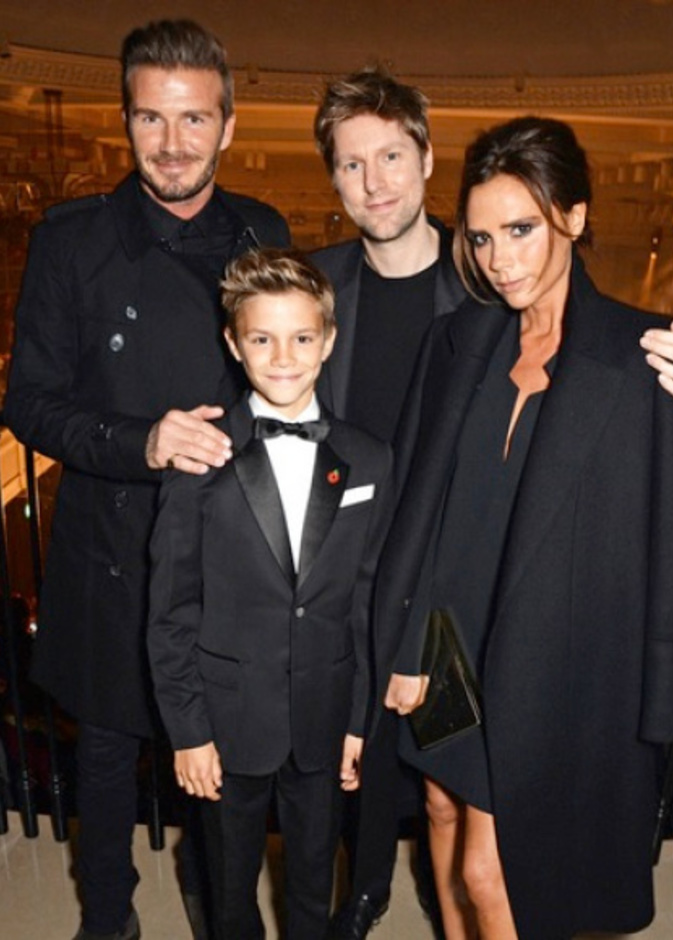 روميو بيكهام عارض الأزياء الصغير في صورة مع والديه ومدير أعماله