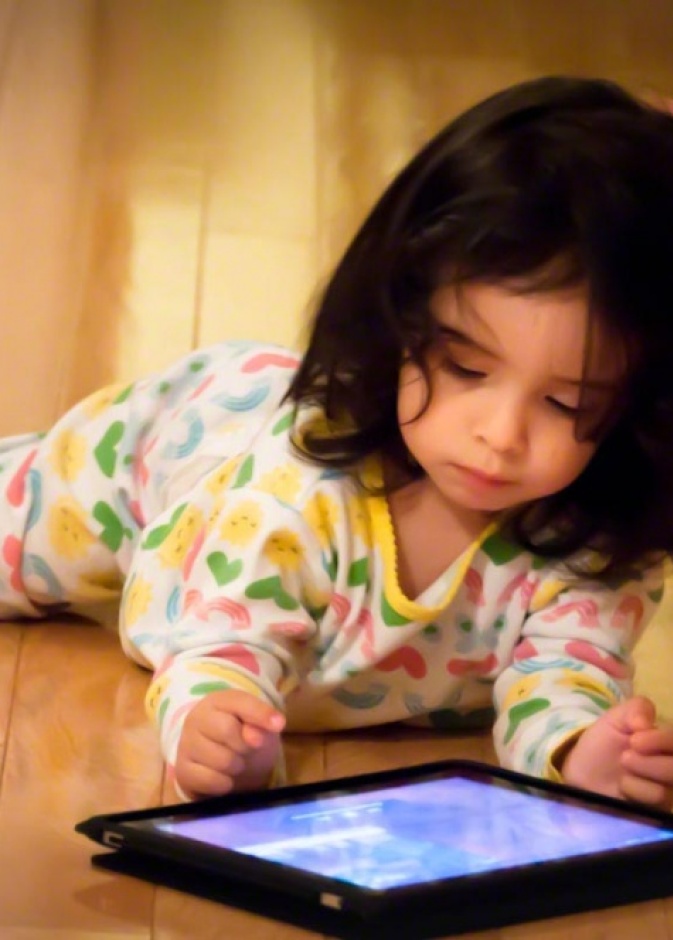فيديو.. طفلة تهدد والديها بسبب آي باد