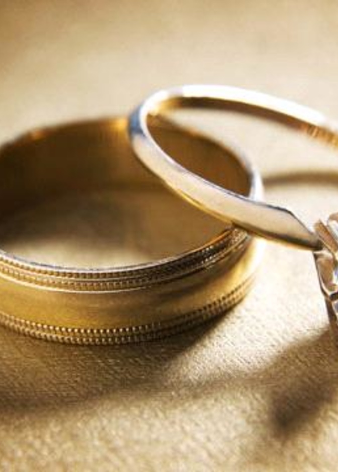 يمنية تخطب لزوجها وتزفه لعروسه