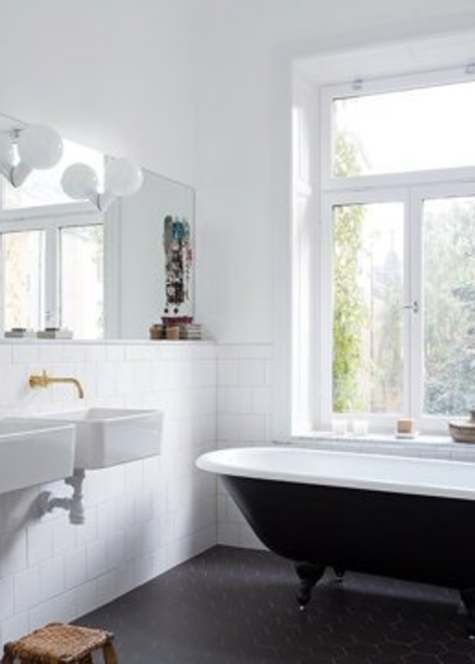 كيف يكون اللون الأبيض والأسود مع الذهبي للحمامات ؟